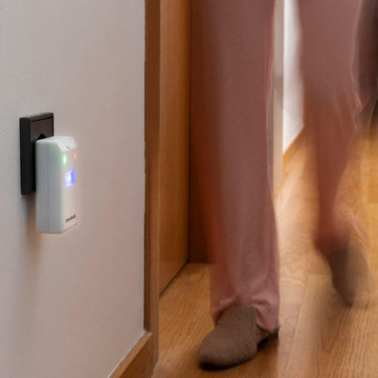 Ahuyentador Ultrasónico de Insectos y Roedores con LED